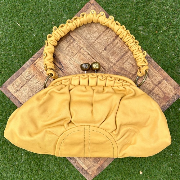 🌼 Golden Kate Landry ruffle handbag with antiqued brass hardware - Picture 2 of 4